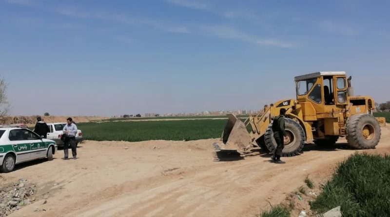 توقیف یک دستگاه لودر در حال خاکریزی و تسطیح در بستر رودخانه شادچای