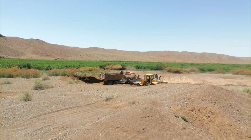 توقف یک دستگاه لودر در حال تسطیح و خاکبرداری در بستر و حریم رودخانه شور