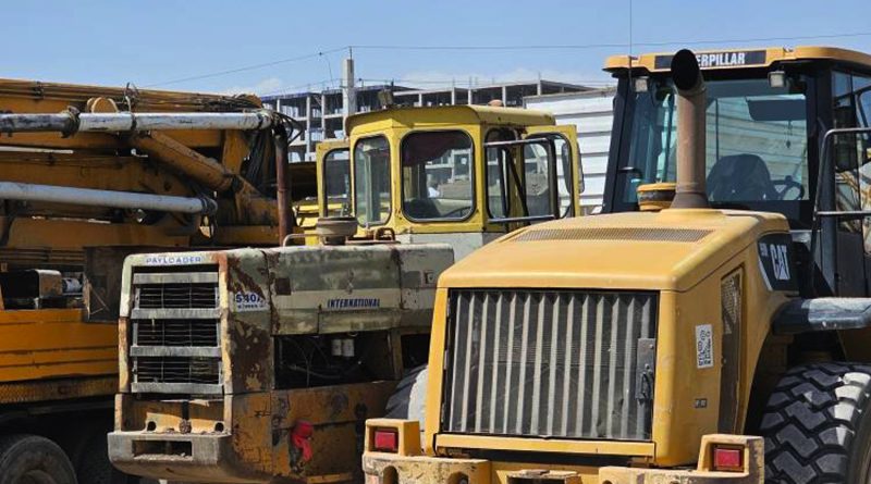 توقیف یک دستگاه لودر درحال خاکریزی و تسطیح بستر رودخانه شور در پرند