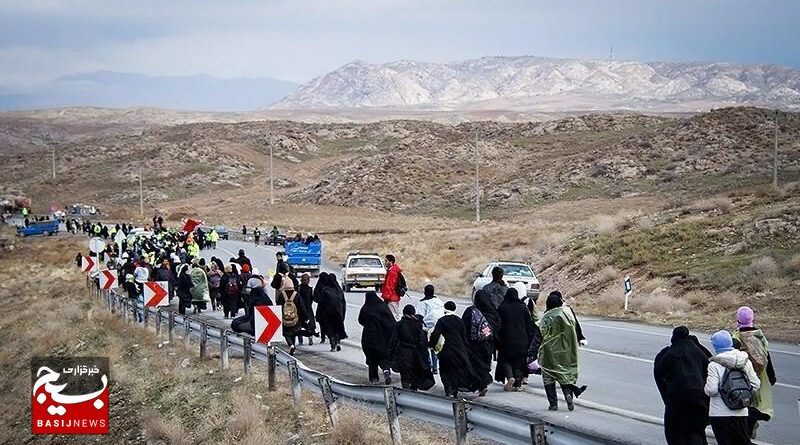 صبح قلعه نو:۱۵۰ نفر از روستاهای تایباد، پیاده عازم مشهدالرضا شدند- فیلم