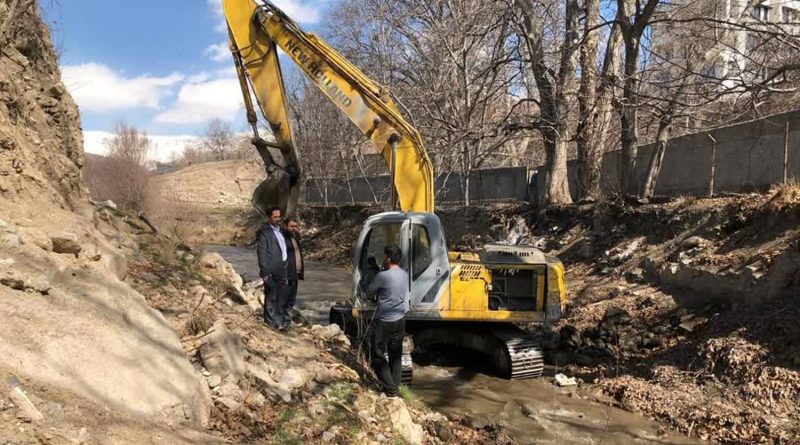 ادامه عملیات لایروبی رودخانه تار توسط امور منابع آب دماوند